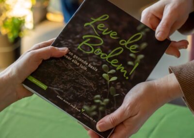 Boek: Leve de Bodem! een gezonde basis onder elke tuin.